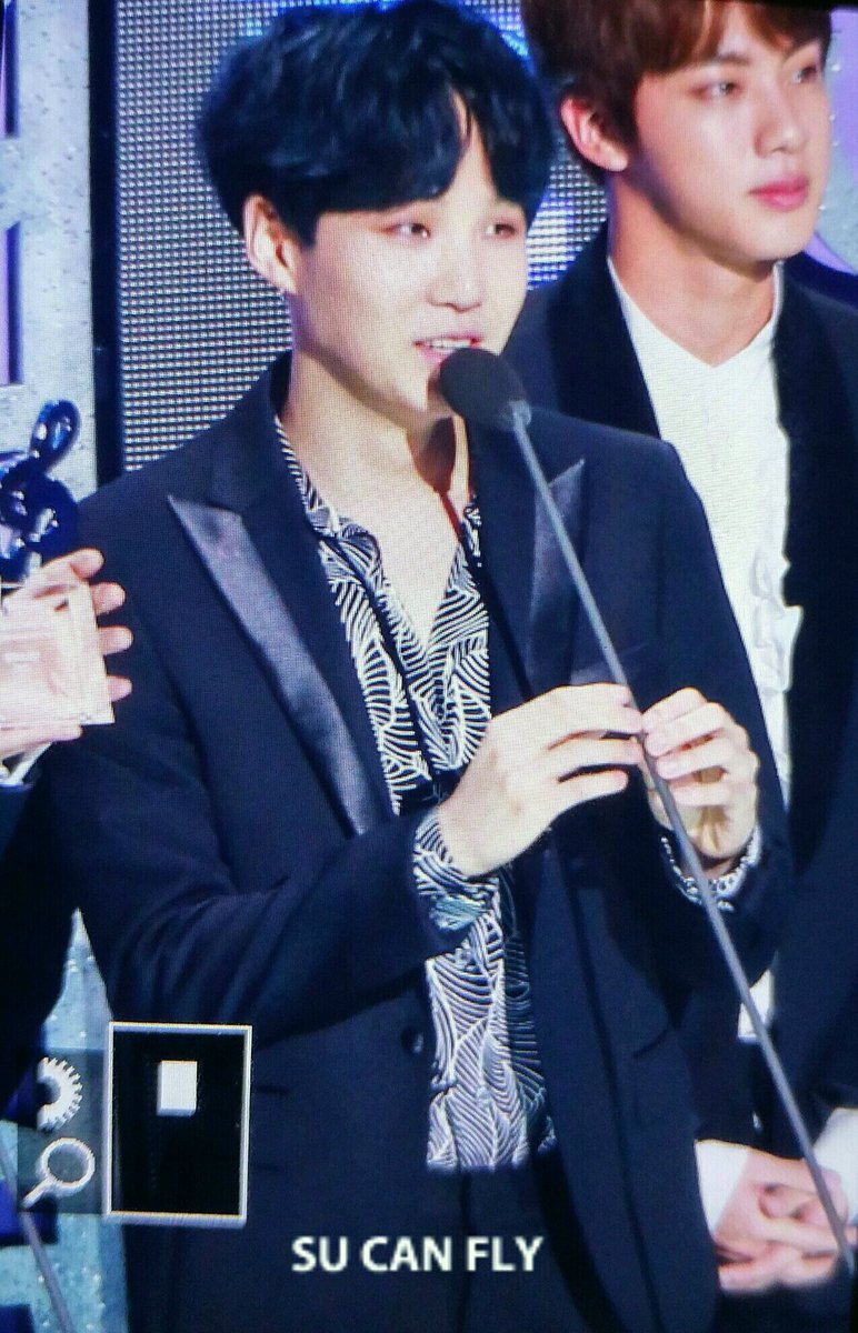 suga930309com's tweet photo. 170222 가온 #슈가 #SUGA @BTS_twt 
축하해윤기야~👍👏👏👏 https://t.co/fI5KEnNEDV