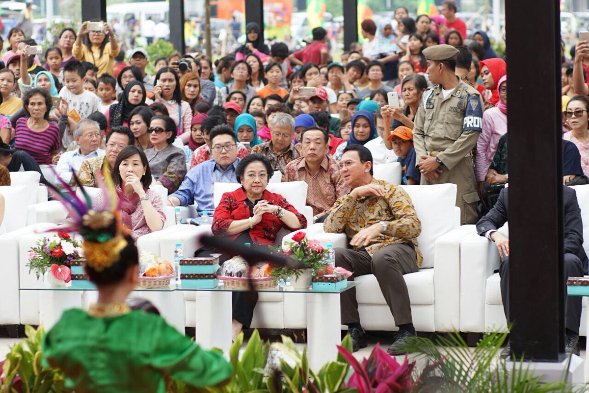 nengherba's tweet photo. Peresmian #RPTRAKalijodo dihadiri Presiden ke 5 Ibu Megawati yg bolak balik maju ke panggung tuk foto dgn anak2 Paduan Suara Semua Rusun https://t.co/gkl4je1VUF