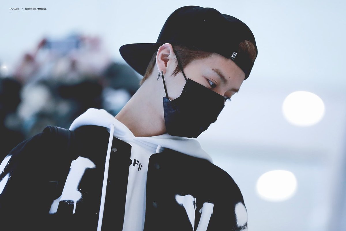 #鹿晗# #LuHan #루한 
In order to be irreplaceable，
one must always be different ... 🌸