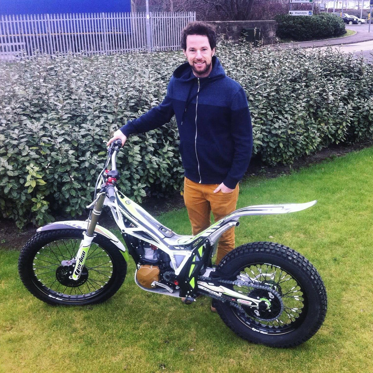 The drive up to Scotland was 100% worth it to see Stu Thomson's reaction to his new Ice Hell 300 😍🙈 What a beauty of a bike.🏅💯 <a href="/CutMedia1/">Cut Media</a>