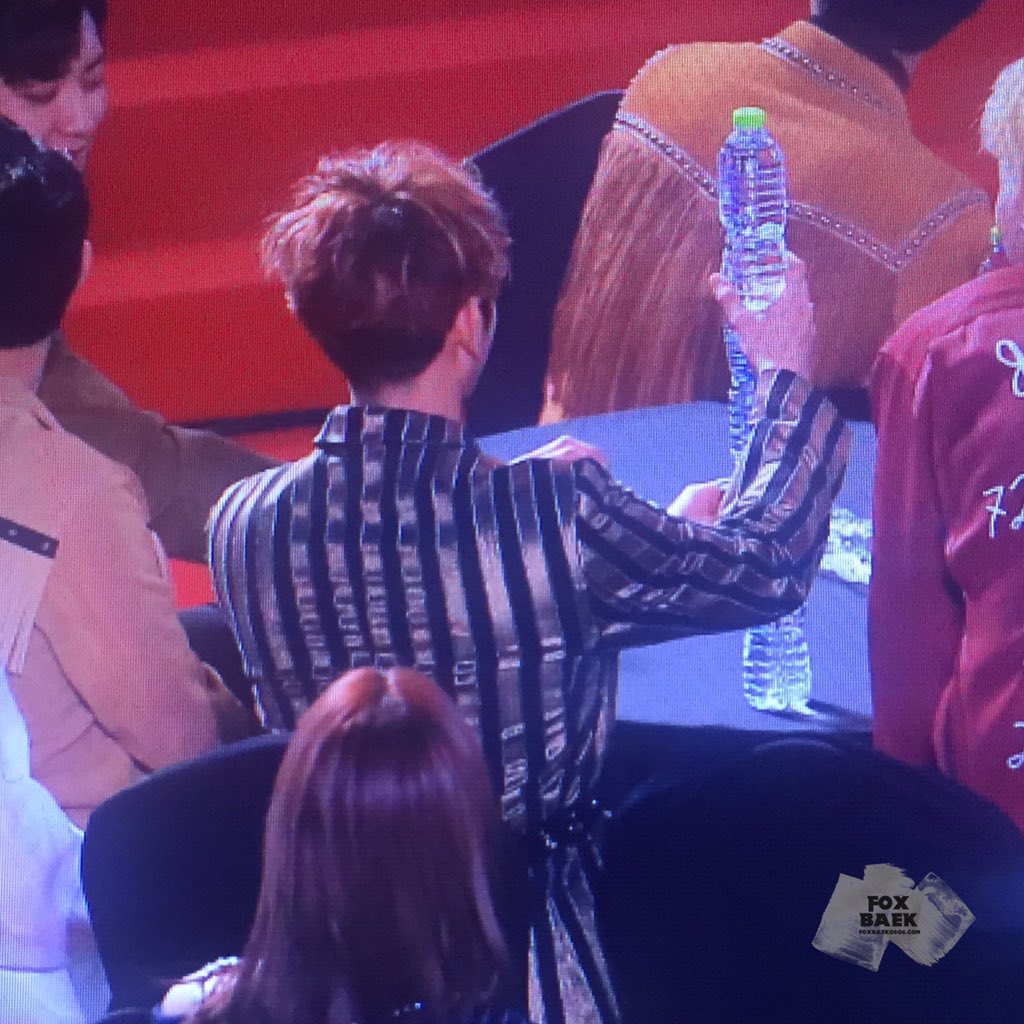 FoxBaek0506's tweet photo. 귀여미 물병이 떨어지겠다얔ㅋㅋㅋㅋㅋㅋ https://t.co/a5iG17gt6g