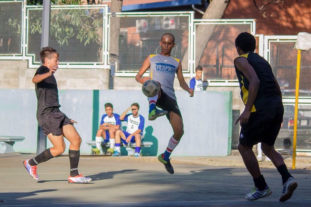 VikingosFutsal's tweet photo. #Amistoso | Disfruta de las 📸 de los encuentros de ayer frente #ENAPH y #DvoArtigas.
¡Se ajusta el Ciclón!🌪
👉 https://t.co/PoKd4sgyr3 https://t.co/mdwaRDj7Eg