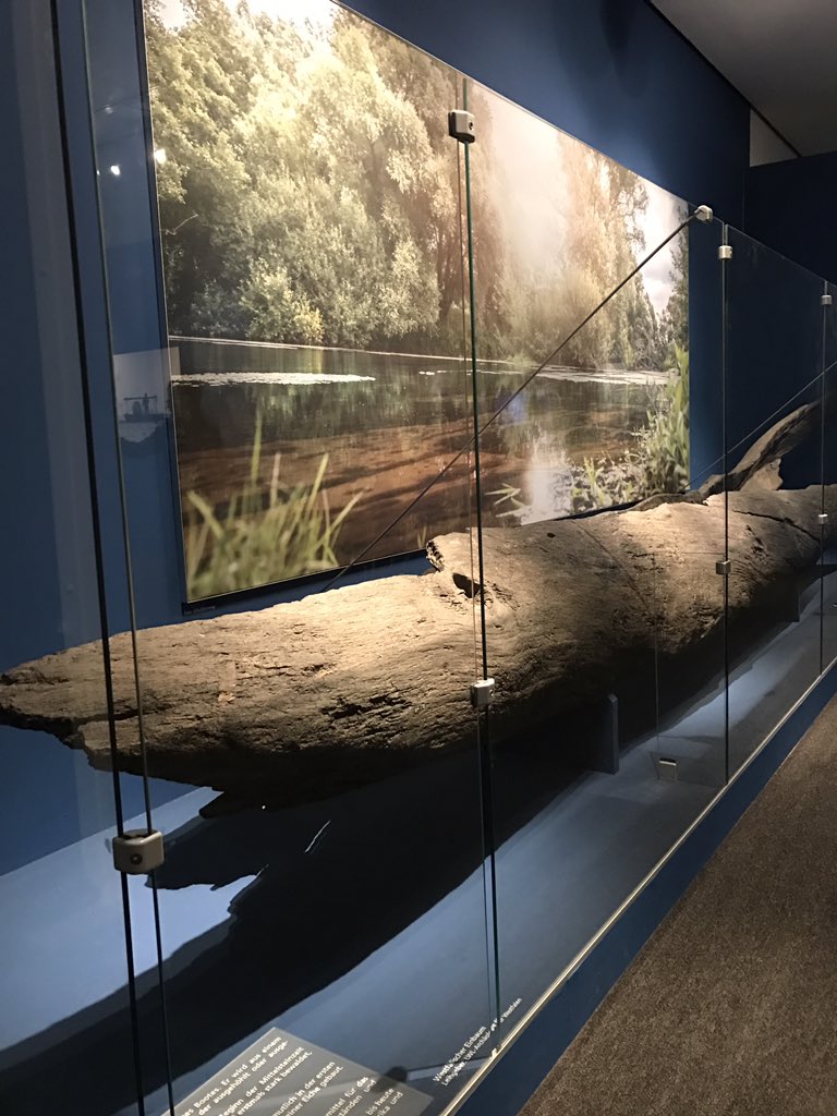 LWLMuseumArchae's tweet photo. Zu Besuch bei unserem #Einbaum, der aktuell in Münster im LWL-Naturkundemuseum gezeigt wird. Ausstellung: #WasserBewegt. https://t.co/7AQnsRqHA9