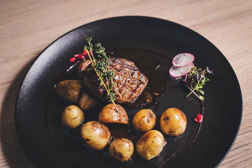 easybeerlv's tweet photo. Nobaudi Fillet Mignion steiku ar baudu...
#easybeer #local #latvian #steak #filletmignion #tasty https://t.co/4BkNDyfjOq