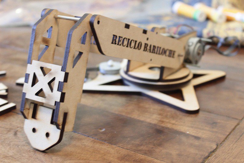 EconomicasBari's tweet photo. Trabajan en un brazo robótico hecho de materiales reciclados
https://t.co/wKJsqSFs60 @MunicBariloche #FabLabBrc https://t.co/aThsviaJa2