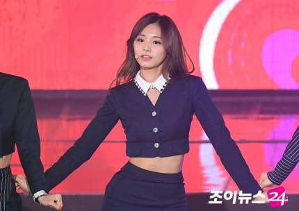 Tzuyu Updates Press Twice Performing Pit A Pat Tt The 6th Gaon Chart Awards Tzuyu 쯔위 Twice 트와이스