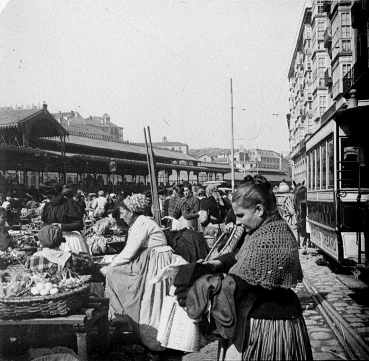 Para abrir boca: kiosco de bebidas de Madrid (1910), vendedor coruñés de churros (1926) o el mercado viejo de La Ribera, Bilbao (1900)