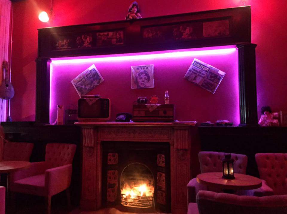 Şömine ateşinde şarap içmeye bekleriz efendim. 🍷🍷