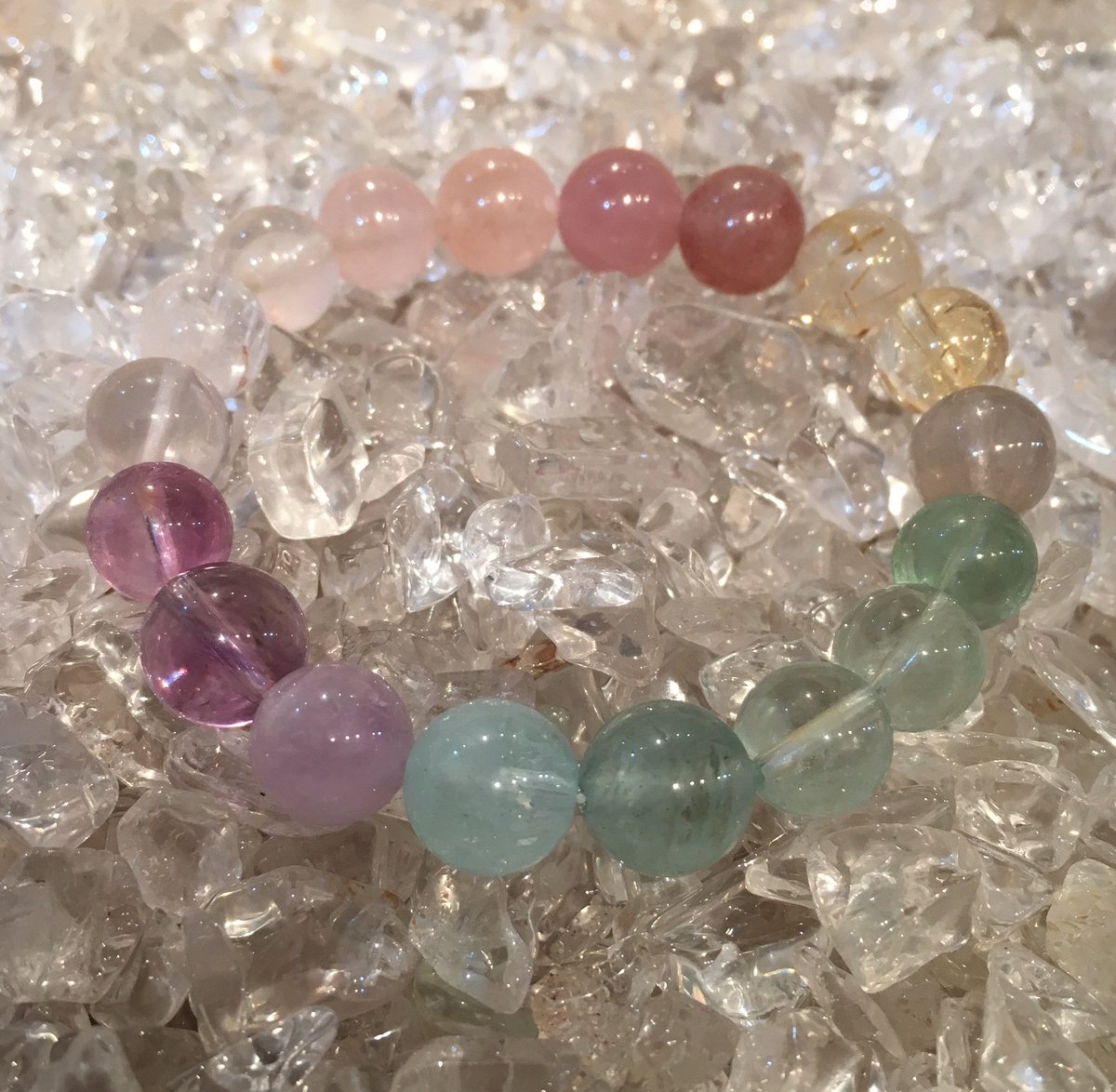 8carat's tweet photo. たくさんのストーンを使って透明感抜群の虹色ブレスの登場♬春先取りブレス(´,,•ω•,,｀)LINEからもお気軽にオーダ��承ります。ご興味のある方はご質問だけでも大歓迎迎！LINE ID[https://t.co/zIfSKlZQ8g.] で検索して下さい★ https://t.co/kcKBEwsVU4