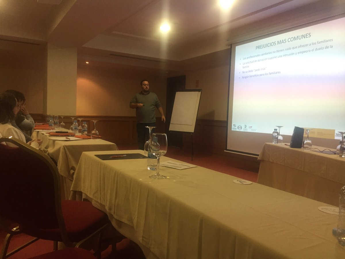 itziarMAlpuente's tweet photo. @Hoffadue en jornadas #Semescyl #ont Comunicación de malas noticias https://t.co/x3qCzBNR2s