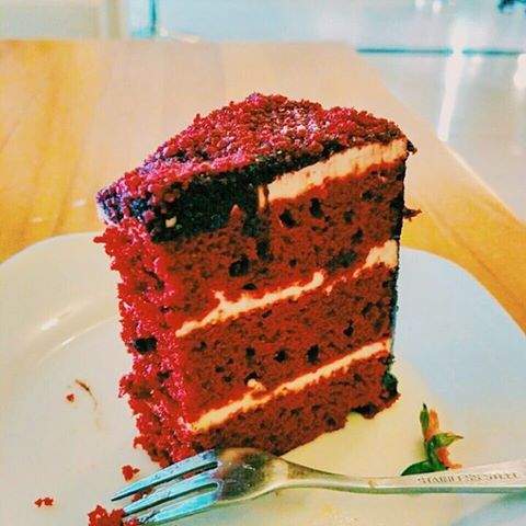 DP99_dwi's tweet photo. Help me to feels comfortable to finished my #RedLavaCake #de_metro #bakery @DP_BISTRO fabulous cakes. https://t.co/V8WvhT2V8X