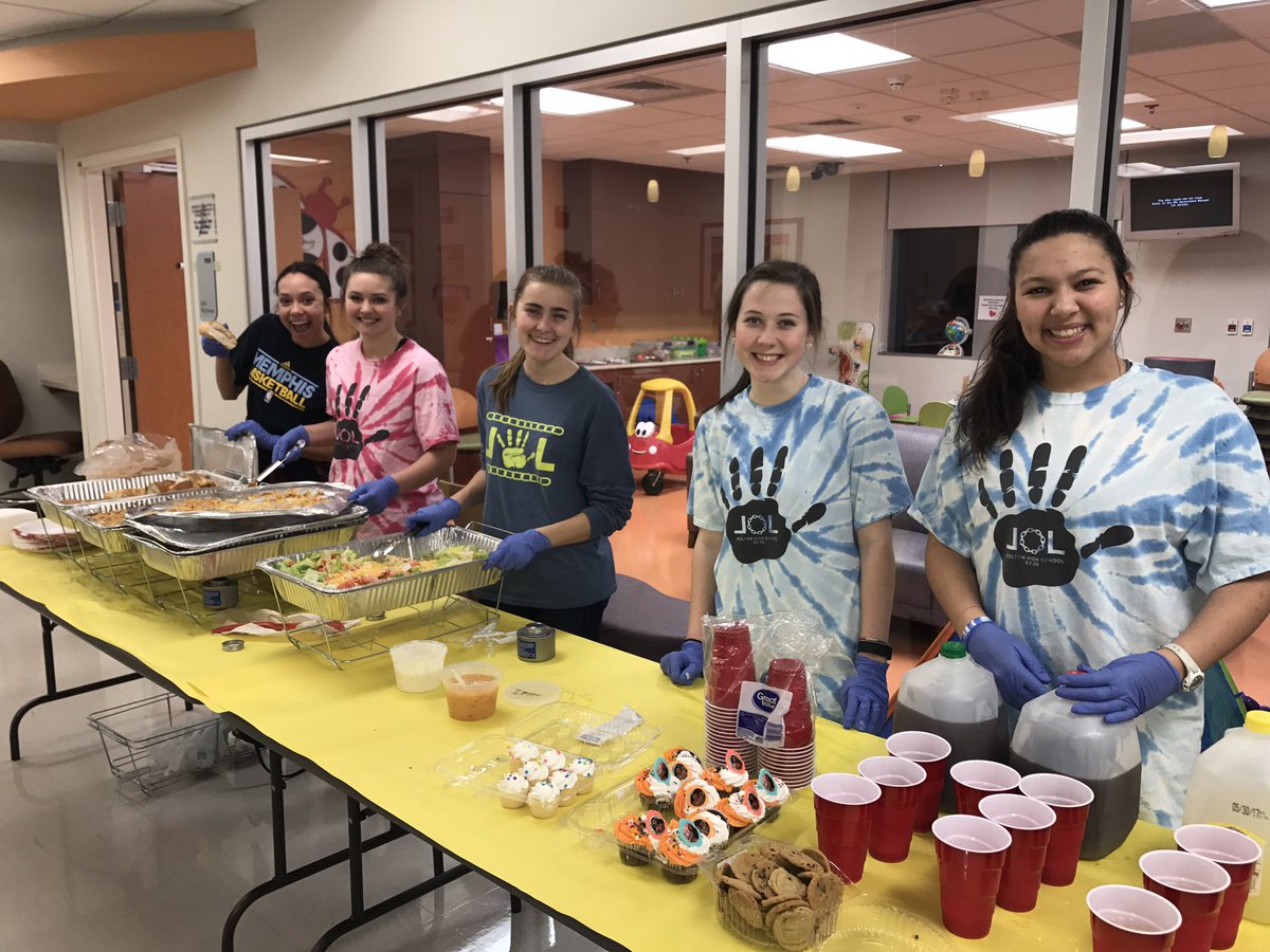 diane_sunshine1's tweet photo. While you were watching #ThisisUs these ladies were serving dinner to families at a children's hospital. #spreadingsunshine #linksofluv https://t.co/SJA2W69JrU