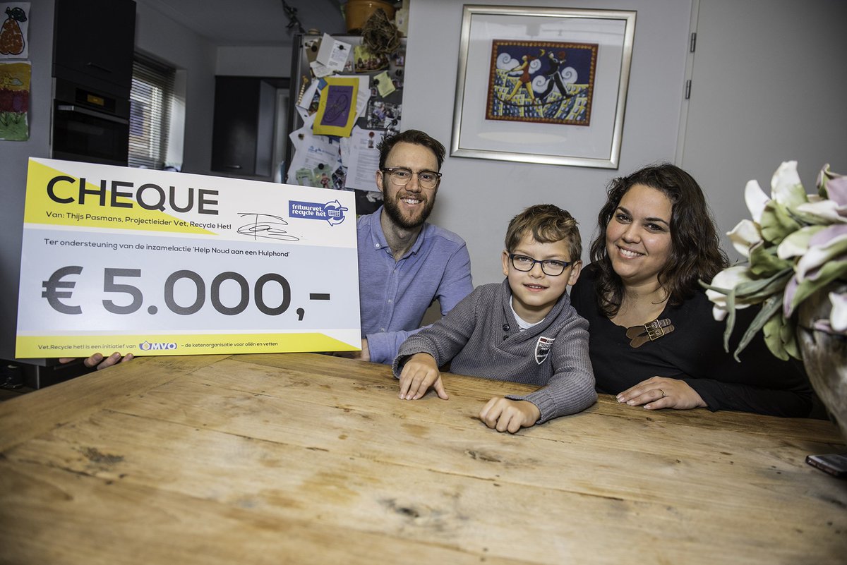 EW_Vakblad's tweet photo. ‘Frituurvet Recycle Het!’ ondersteunt inzamelactie ‘Help Noud aan een Hulphond’ met 5.000 euro. https://t.co/shBlJMa7Nf https://t.co/tx7usyINJg