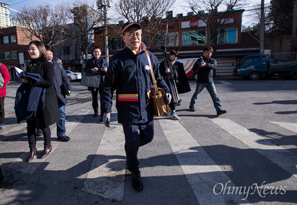 그녀의 표정이 밝아진 이유
(모자 쓰셨다^^  안보여,  안보여 히힛)

17.2.21 용산우체국 

#달의요정김비서