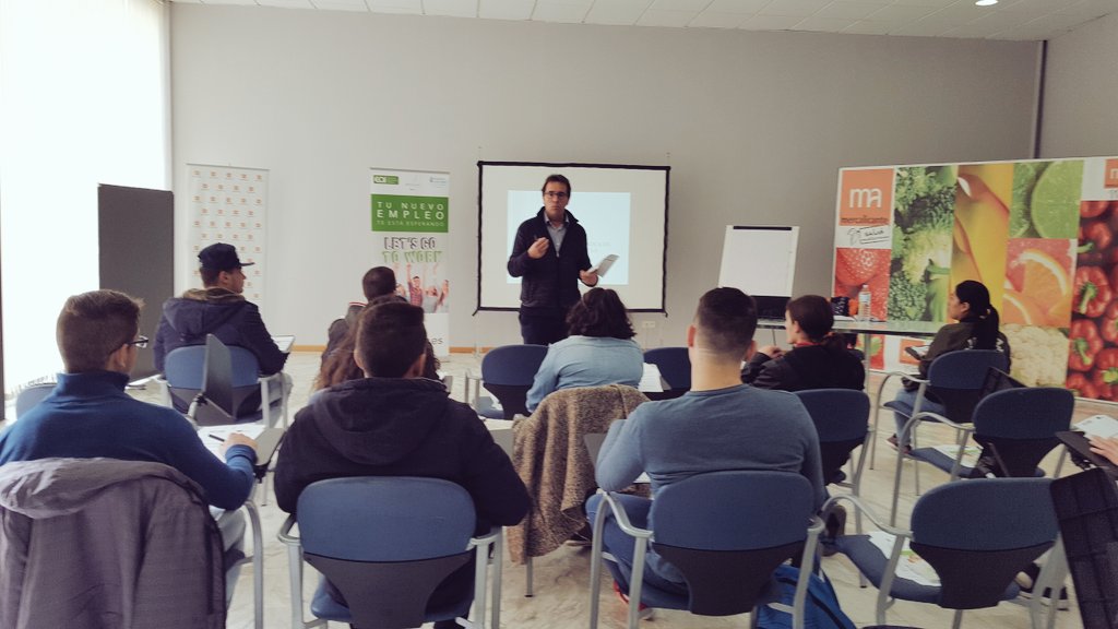 asun_garbert's tweet photo. Comenzamos el Curso de Logística y Gestión de Almacenes con el docente Ramón Miralles  #Alicante @garantia_juv https://t.co/zEj4BF0Avn