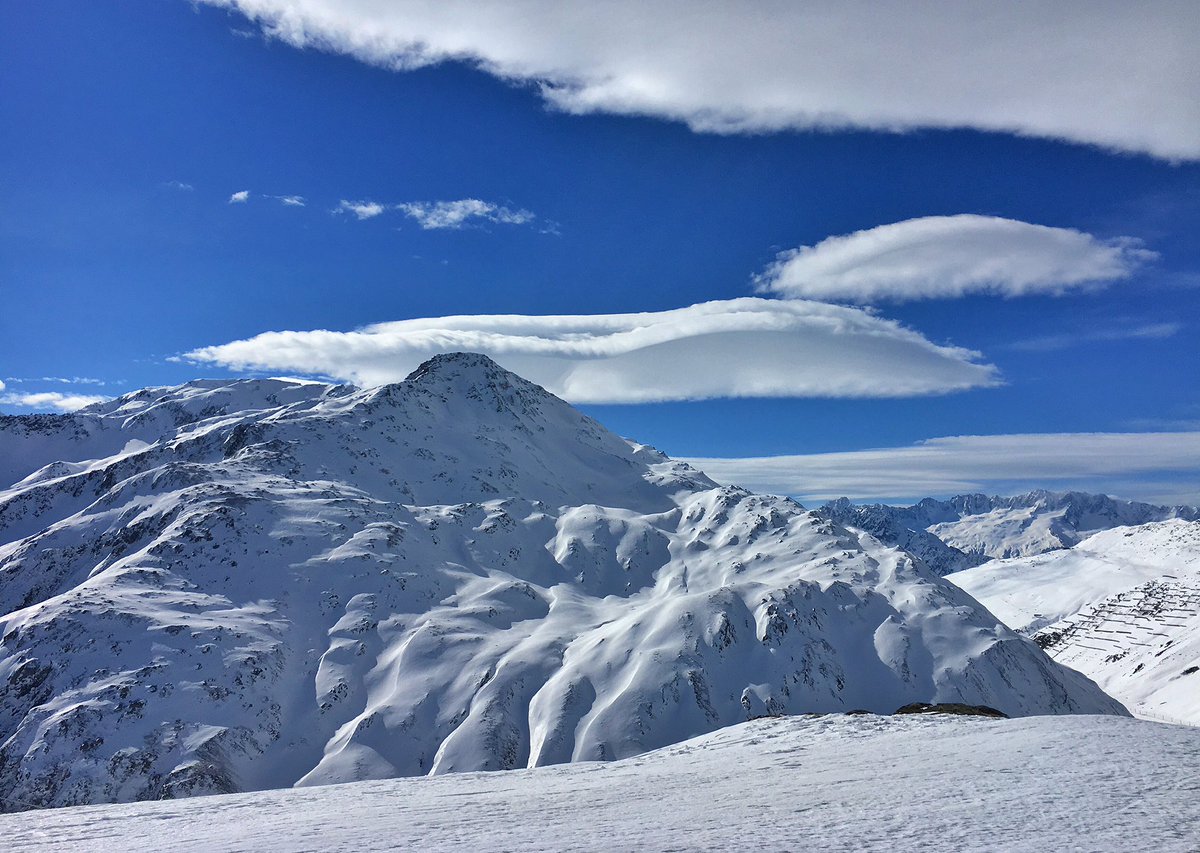 JacoBloek's tweet photo. Windböen am Boden bis 80km/h, am Morgen noch 100. Schöne Wolken wieder. Beginnt fast schon zu lentikulisieren. #wettertweet #meteo #calmut https://t.co/z6owLlPIpA