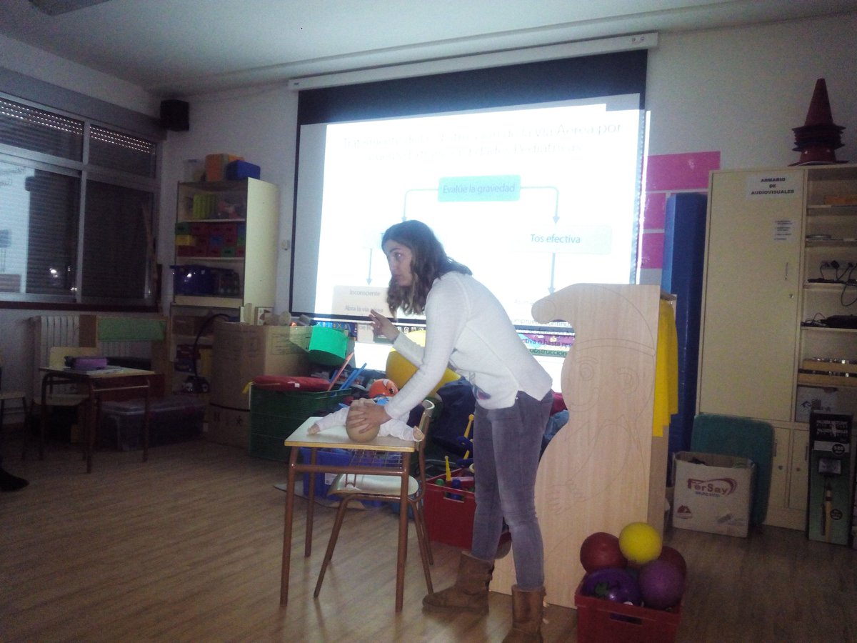 ufimora's tweet photo. .@dgafprofesorado  Formacion en Primeros auxilios en CEIP de Sarrion. Con colaboración de una mamá voluntaria, muchas gracias. @cifeteruel https://t.co/cnUqRSGWBI