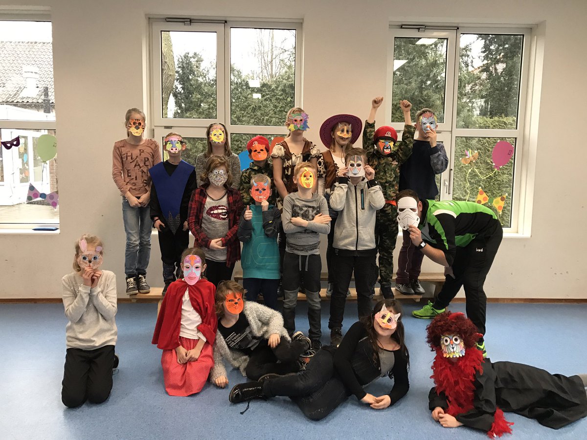 Michel_BW's tweet photo. Naschoolse activiteit #stjoris #borculo. Carnavalsmaskers maken & carnavals spelletjes doen met prijs voor het mooiste masker! Wie winnaar? https://t.co/IO9BhTb5PA