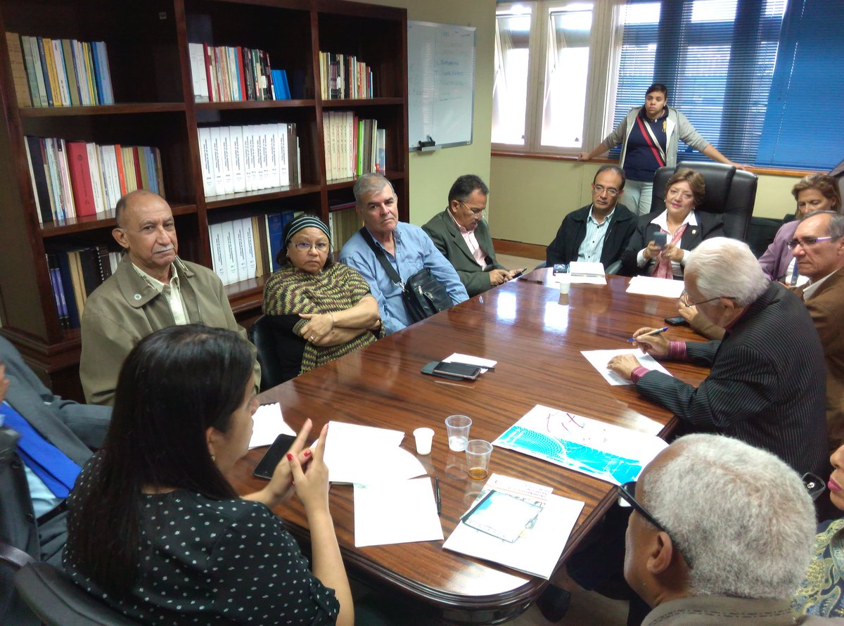 gabyarellanoVE's tweet photo. En la grave crisis que vivimos el gremio Educación esta abandonado y se nos olvidó que son los docentes la prioridad para formar ciudadanos https://t.co/VnkuoNQ0E8