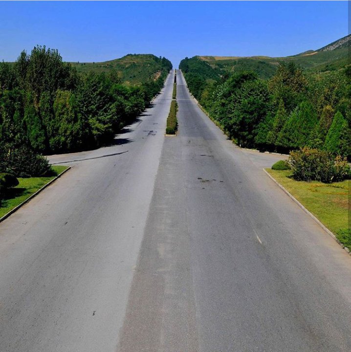 Jalan dekat perbatasan Korea Utara dan Korea Selatan tepatnya di antara Pyongyang dan Kaesong