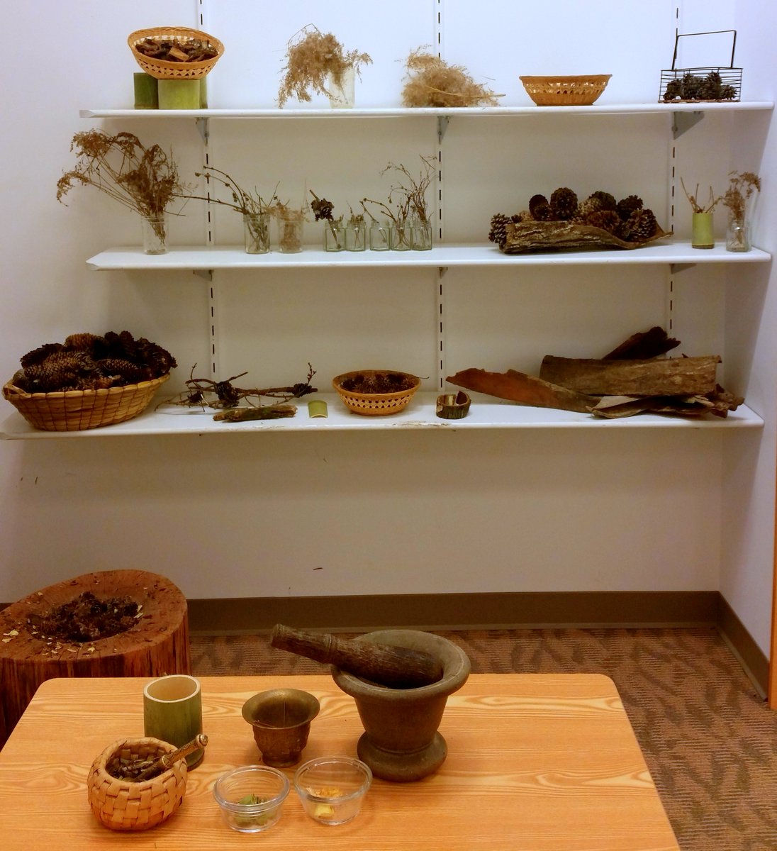 SabotRVA's tweet image. Transformation of materials: grinding into powder to catch the essence of a material, its colors, its perfumes.
#WonderofLearning
#ReggioPLC