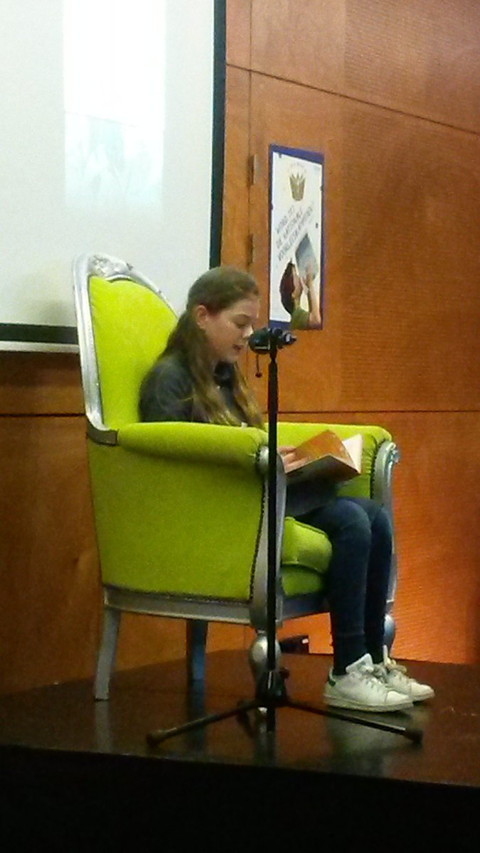 Roos in actie bij de Voorleeswedstrijd in Coda. Spannend!