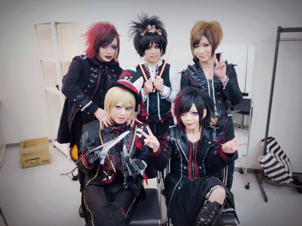 elm_dream's tweet photo. 本日は新宿ReNYにてエルム最終単独公演にお越し頂きありがとうございます！沢山のご来場誠に感謝致します。そして約8年間の活動を沢山の方に見守って頂き、エルムは幸せな最後を迎えられました、音源や映像、思い出は色褪せません、またいつでも悪夢をご覧ください。 https://t.co/NYPEx2TisM
