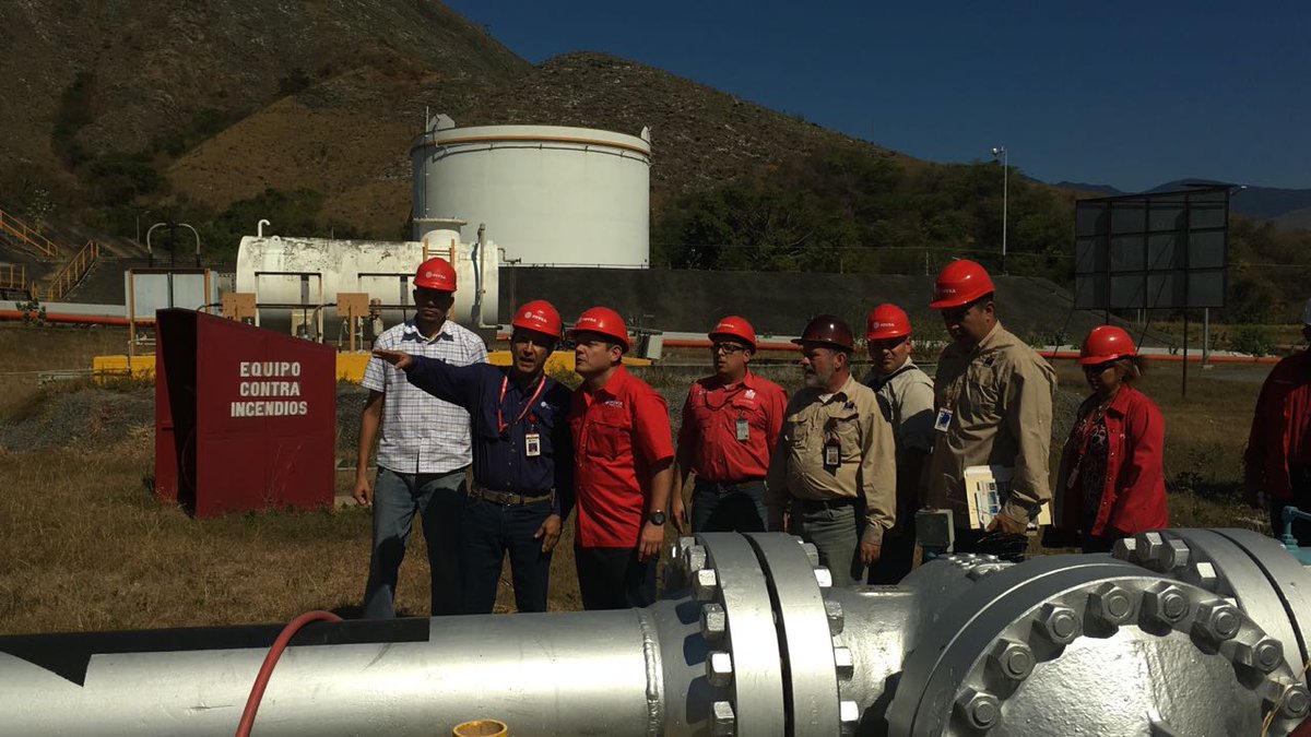 PDVSA's tweet photo. #AHORA || Vpdte. de Comercio y Suministro @YsmelPSUV encabeza Inspección en sala de control y bombeo al llenadero de Planta Yagua. https://t.co/q1FZw7cPE2