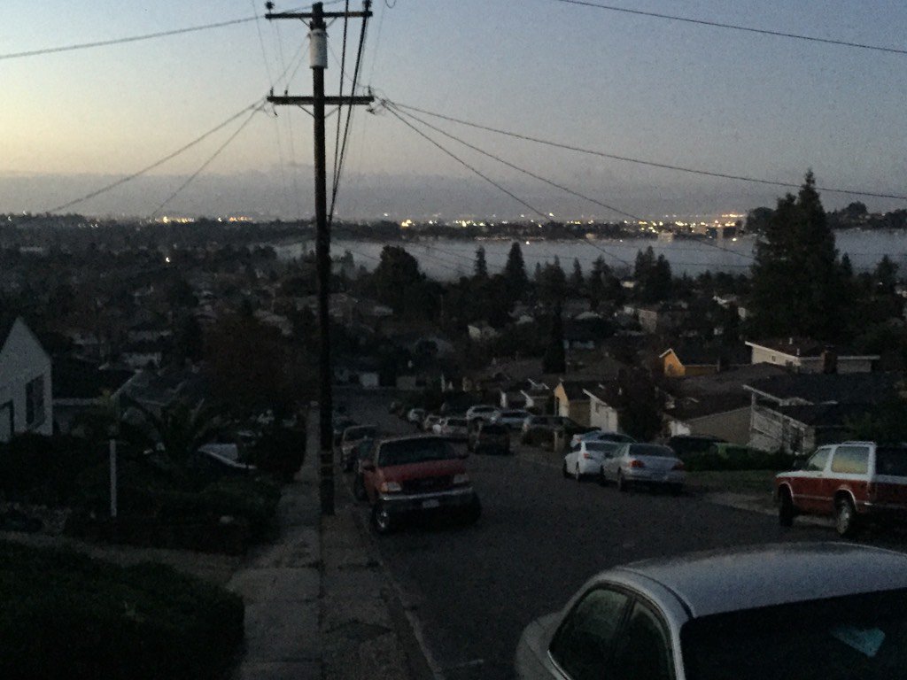 hayweirdly's tweet photo. It looks like all Castro Valley and parts of Hayward are without electricity @CValleyPatch @arasmusKTVU https://t.co/Tj4Mt2XdZP