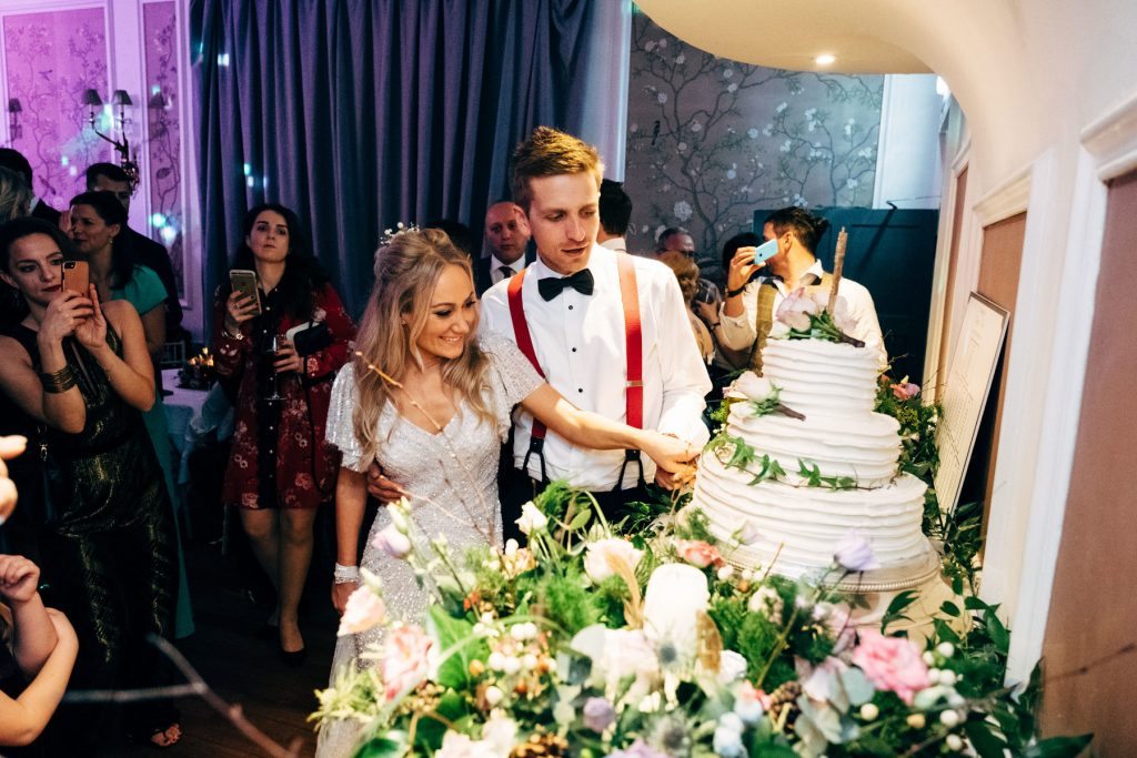 How gorgeous is Amy and Tim's #weddingcake by <a href="/eatnmesscakes/">eat'N'mess</a> styleandthebride.co.uk/simply-stunnin… <a href="/daleweeksphoto/">Dale Weeks Photo</a>