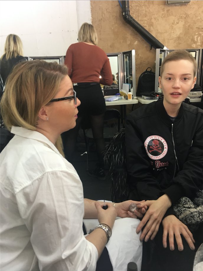 Amazing manicurist <a href="/emmaadaoui/">Emma Welsh</a> <a href="/sharonwauchob/">Sharon Wauchob</a> for #lfw2017