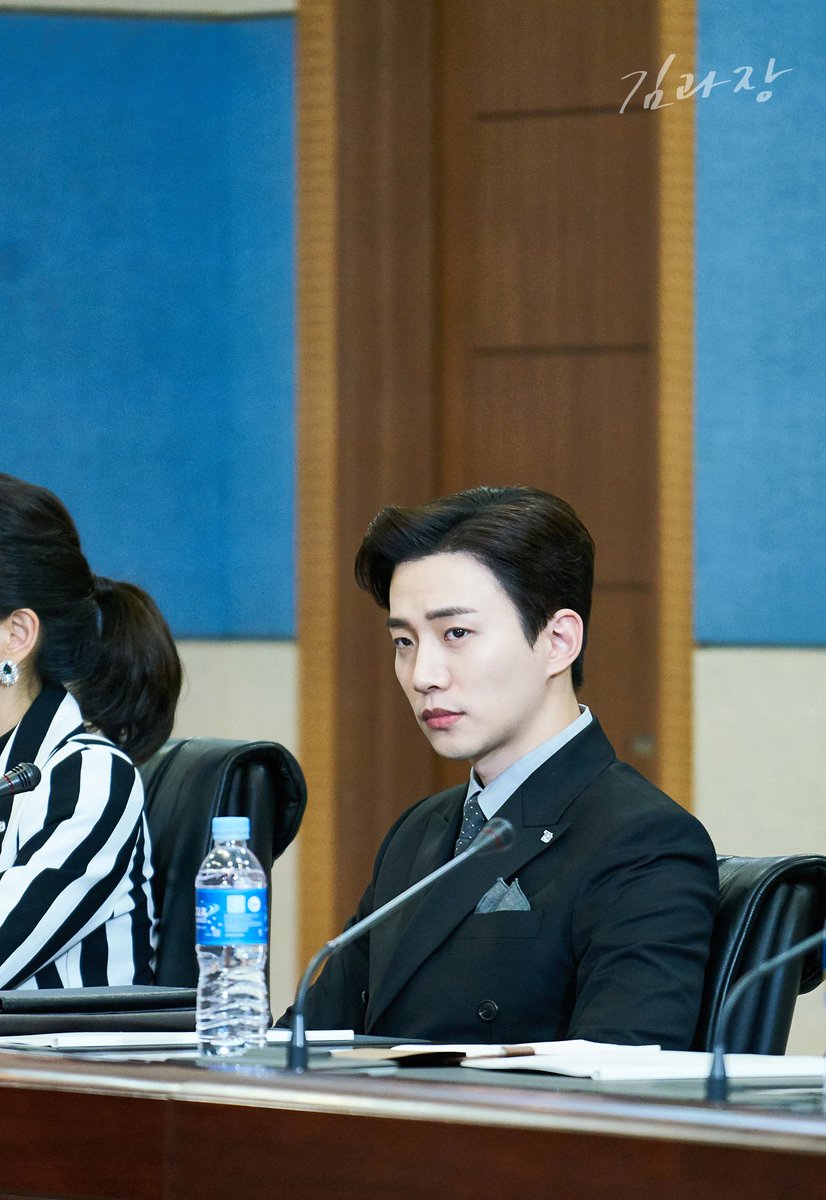 TheDramaKorea's tweet photo. 3 alasan betah nonton Chief Kim : ceritanya asyik, Nam Goong Min pe-a, &amp; Lee Junho sengak-sengak menggoda. https://t.co/UYZVJEzgZe