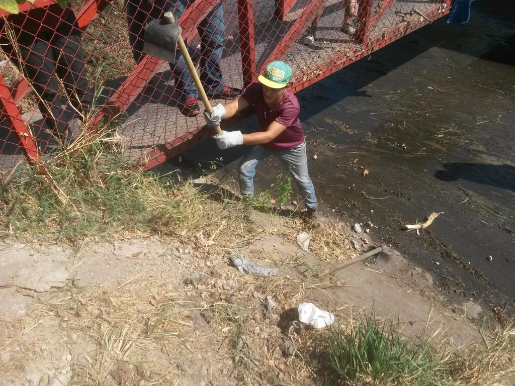 QueNoticiasVE's tweet photo. SAN VICENTE | Continúan los trabajos de mantenimiento y recolección de desechos en el marco del Plan #SanVicenteSomosElBarrio https://t.co/ujqXW66xhC