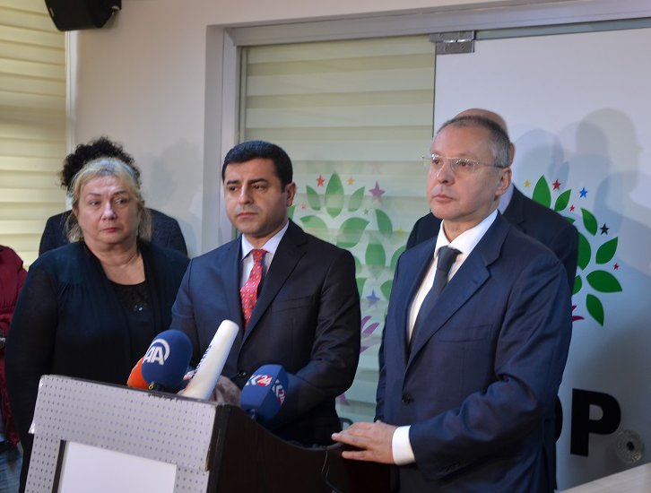 PES_PSE's tweet photo. Today @SergeiStanishev is in #Turkey to support @hdpdemirtas during trial. We stand with 80+ @HDPgenelmerkezi members, imprisoned for months https://t.co/D0wg7zYTMi