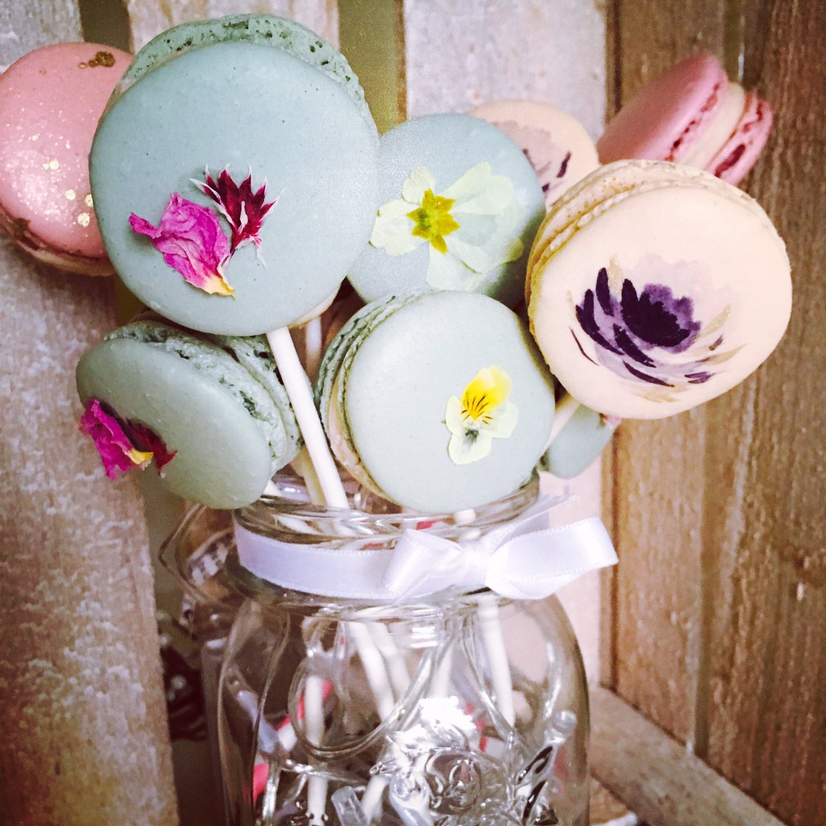 #Macarons #Pops with #organic #edible #flowers &amp; #handpainted roses. Perfect as wedding favours #weddinginspiration  #weddingfavours #cake