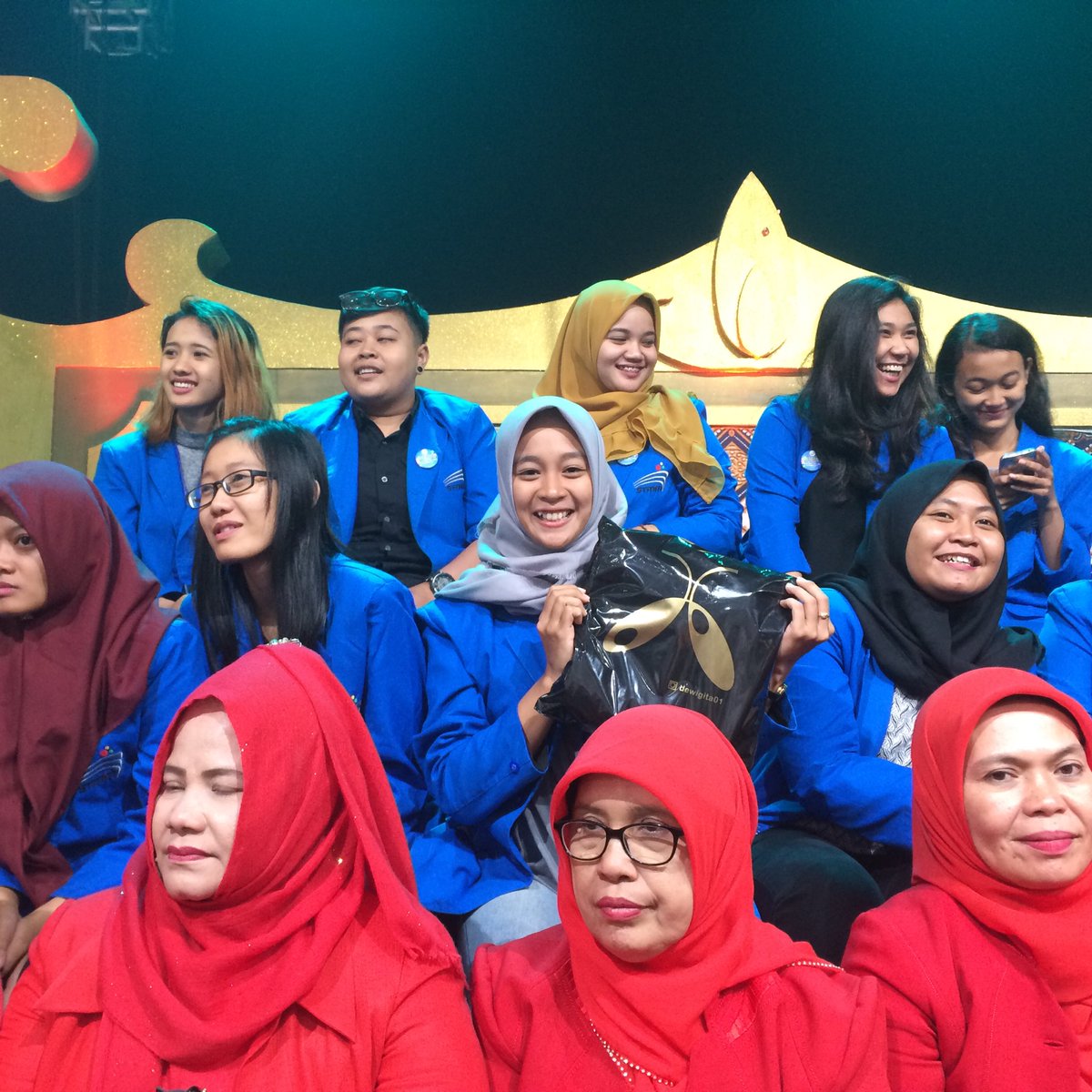OVJ_kitelagi's tweet photo. Selamat lagi yeee buat pemirse beruntung yang ada di studio! Asik yeee pulang bawa oleh-oleh @azizahncky &amp; @DevyNyinyit https://t.co/25CXbrJfL6