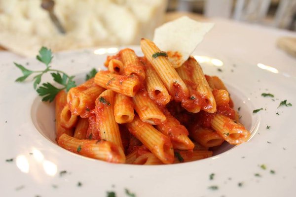 ¿Os apetece un plato de Penne Arrabiata ? Con ajo, guindilla y tomate, ideal para amantes del picante labellaanna.com/carta/ #pasta #Madrid