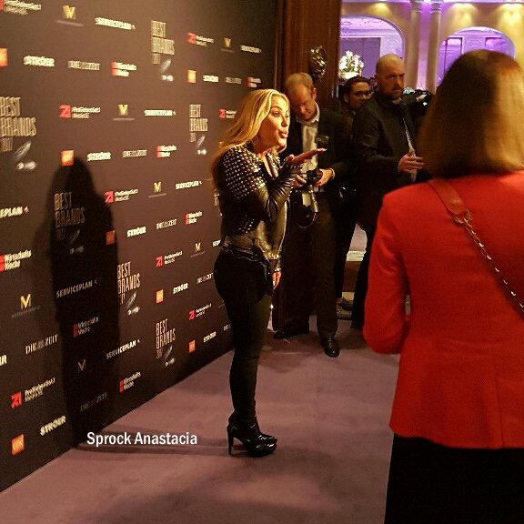 SprockAnastacia's tweet photo. PHOTO» The whole outfit of @AnastaciaMusic some minutes ago on the carpet of #bestbrandgala in #Munich! Do you like it? #bestbrands #a4app https://t.co/moF0Kf8GNM