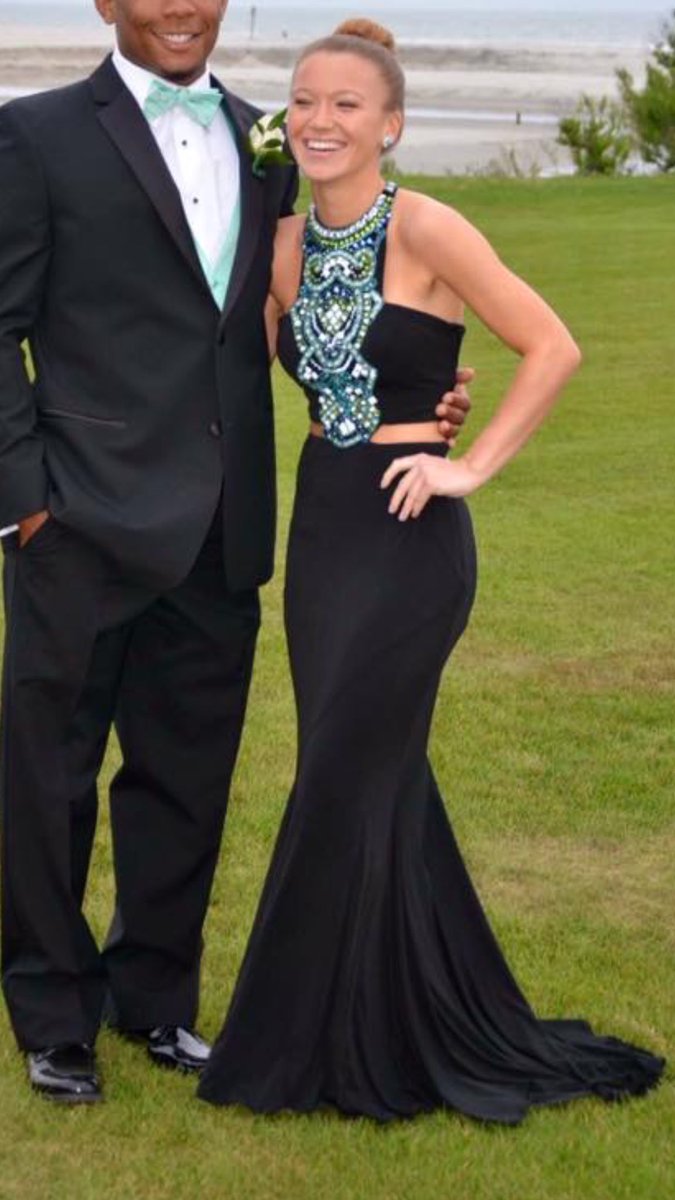gracieOVO's tweet photo. SALE/RENT dm me for details! #prom2017 #RENT2017 #promsale both size 0 https://t.co/Rzg5eem0fQ
