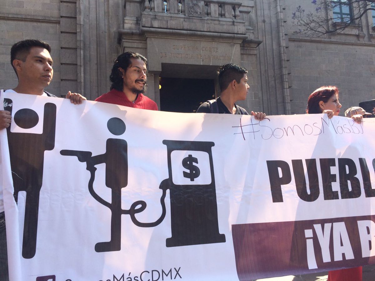 CapitalMexico's tweet photo. Integrantes de 'Somos Más' recolectó firmas y presentará Iniciativa Ciudadana para insistir en la reducción de los suelos de funcionarios. https://t.co/du5dQMUuYB