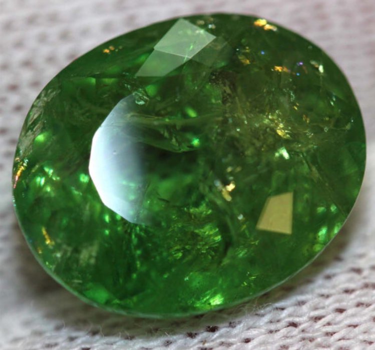 crystalanchor's tweet photo. GIA certified natural Loose unmounted huge 12.74ct green untreated Garnet✨✨Link in bio✨✨#gia #giacertified #gemstones #garnet #etsy https://t.co/16cdGWRNWF