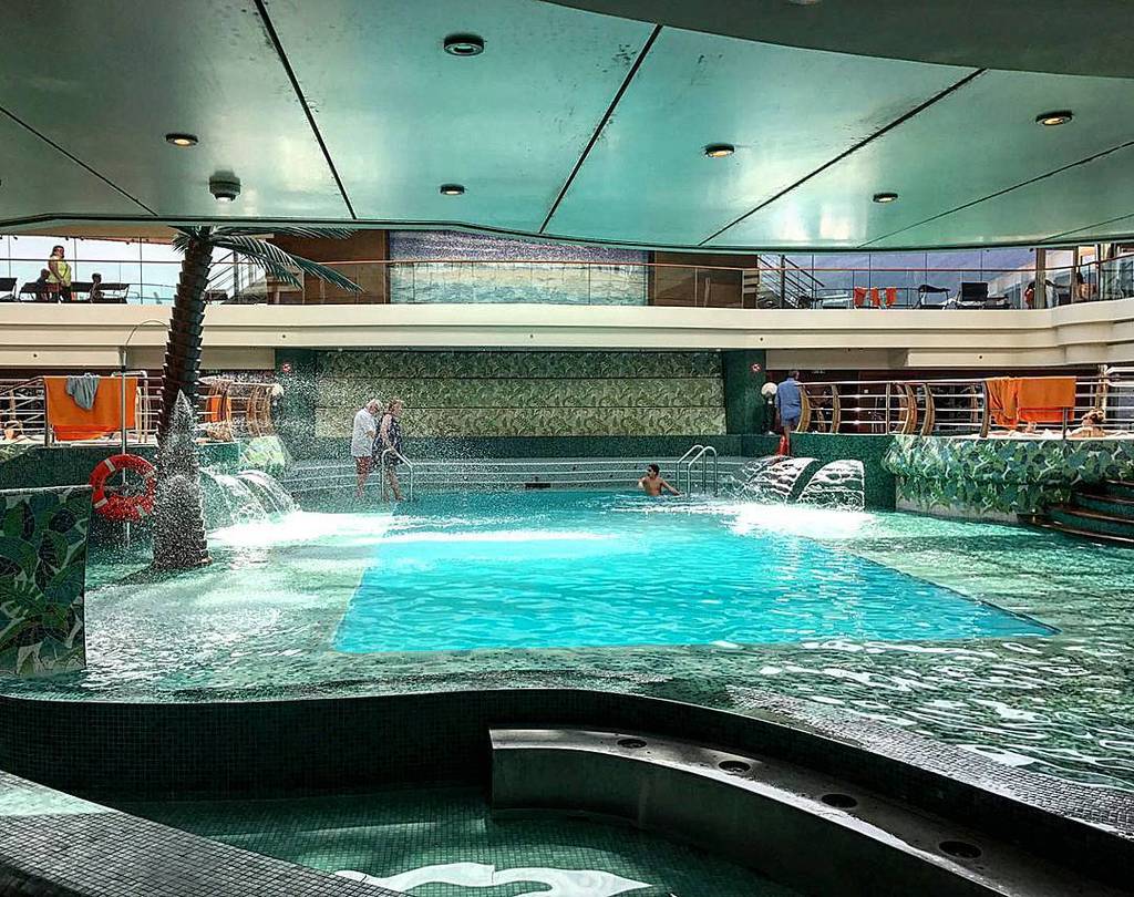 Liveboatcruises's tweet photo. La piscina coperta di MSC Fantasia #msccrociere #mscfantasia #piscinacoperta #shipinterior… https://t.co/8KM1qvuGCJ https://t.co/Tlcav4tFMF