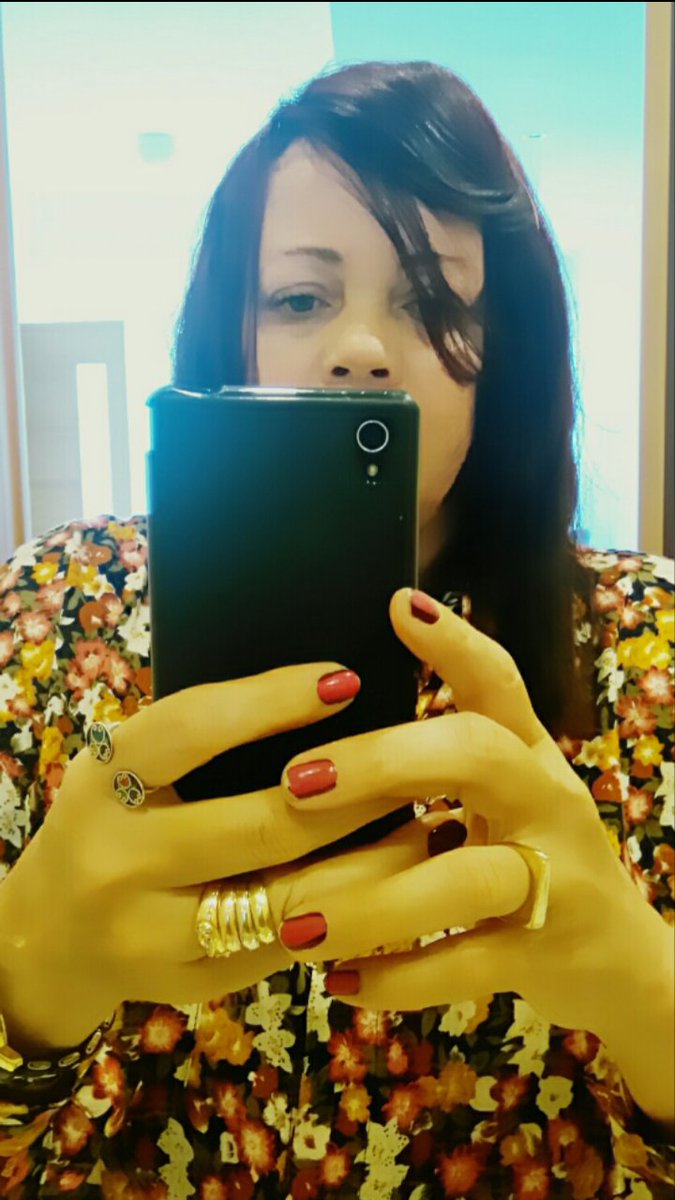 RoaMarta2's tweet photo. Voy a la peluquería #Rizos #Lacios #Rojos https://t.co/7feFKgF0jS