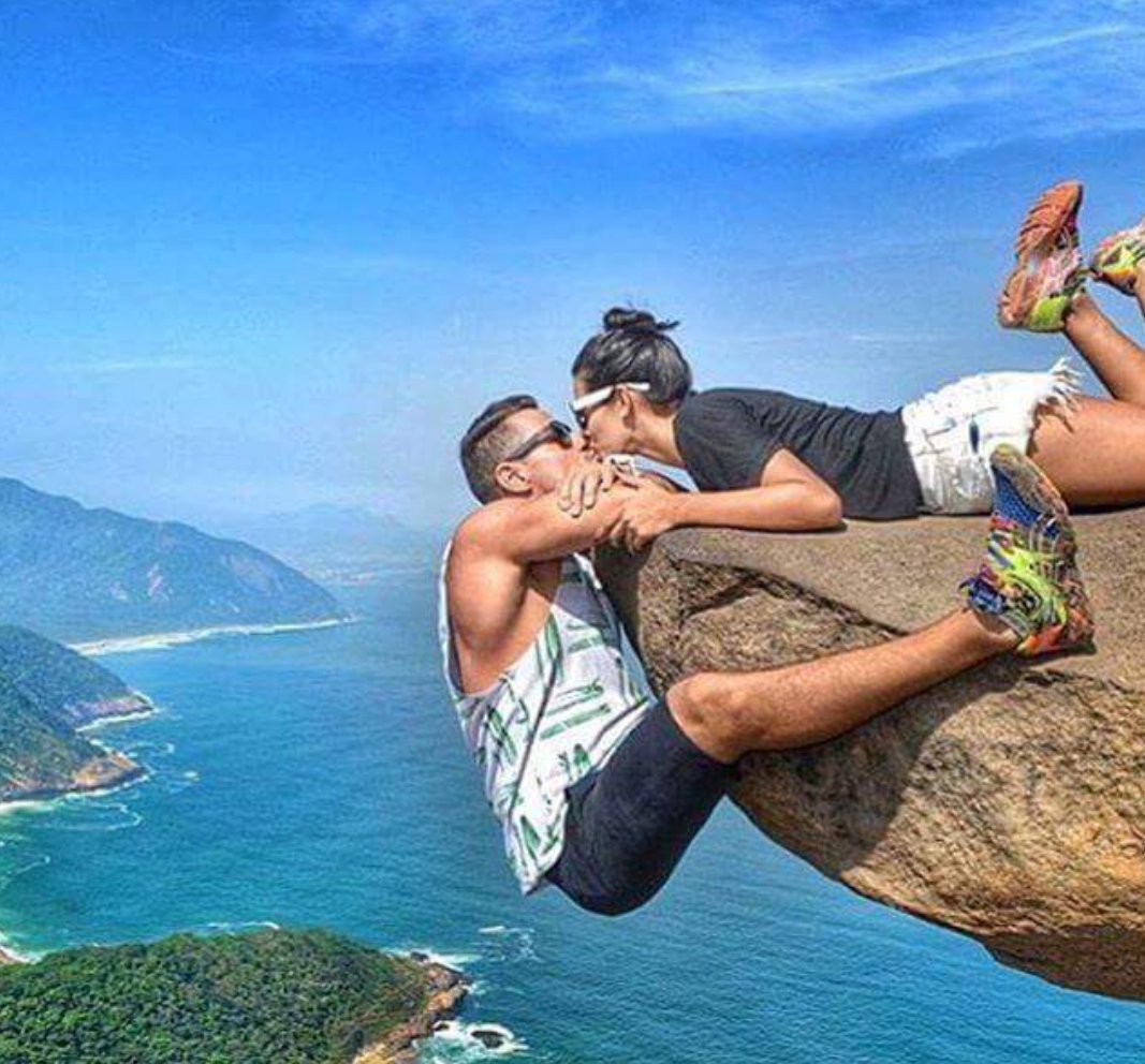IDBent_offical's tweet photo. When ur man don't kiss you in public so u give him options 😣😣😂😂 https://t.co/ZsDVvTa03U