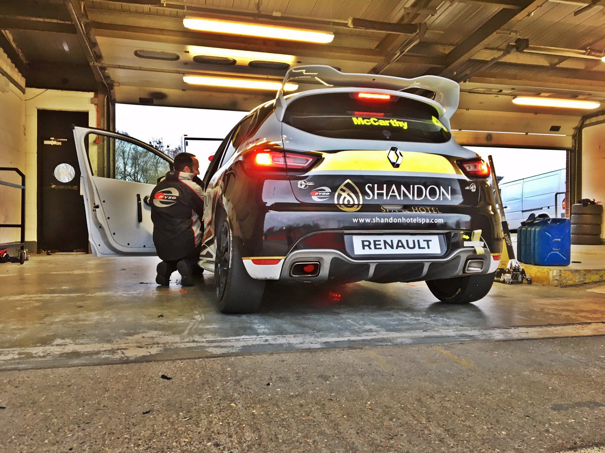 McCarthyJRacing's tweet image. Ready for another day in paradise. 🌴 #teampyro #renaultsport #integra #SAS #shandonhotel #doningtonpark #feeemuk #btcc