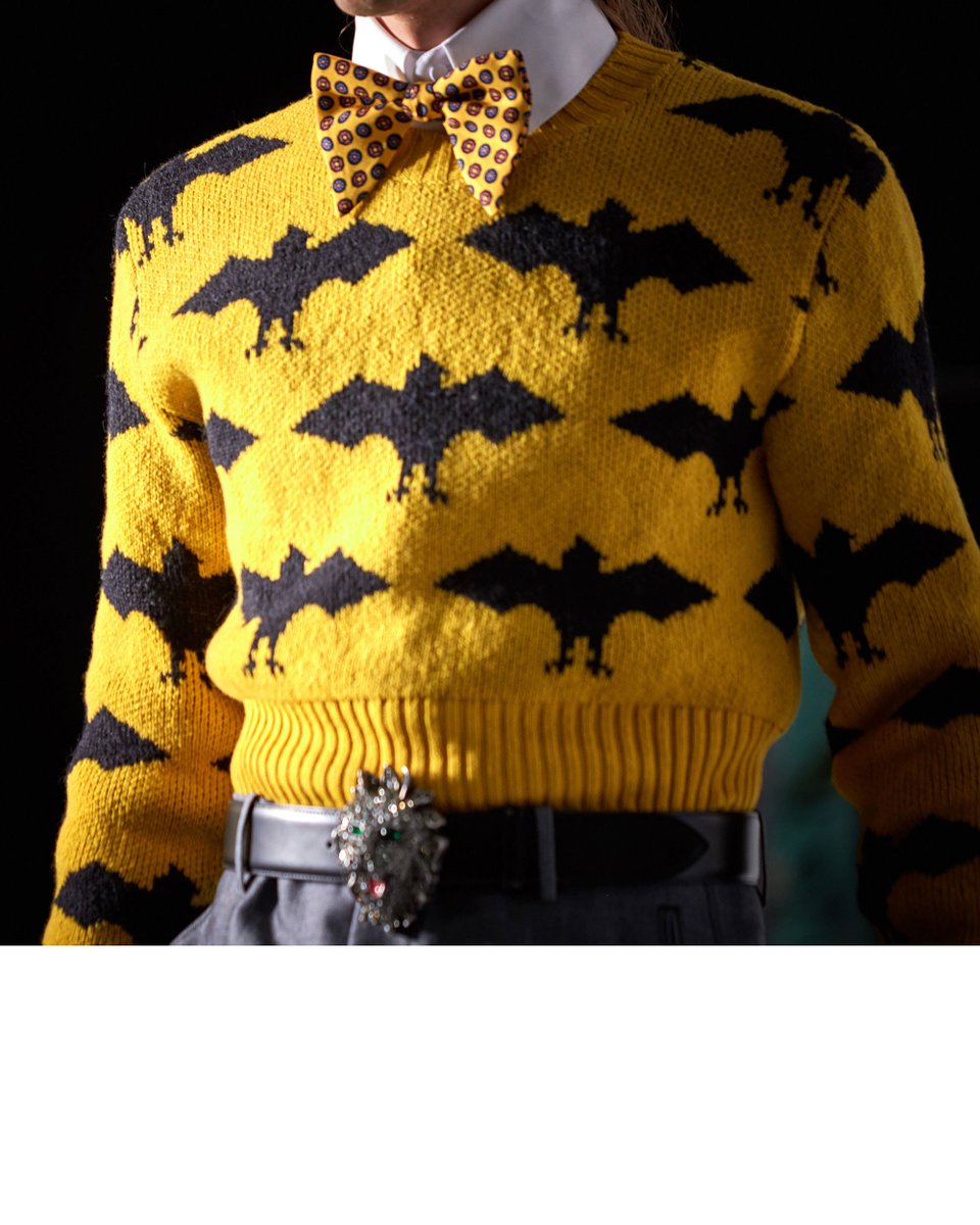 A jacquard sweater knitted with a bat 