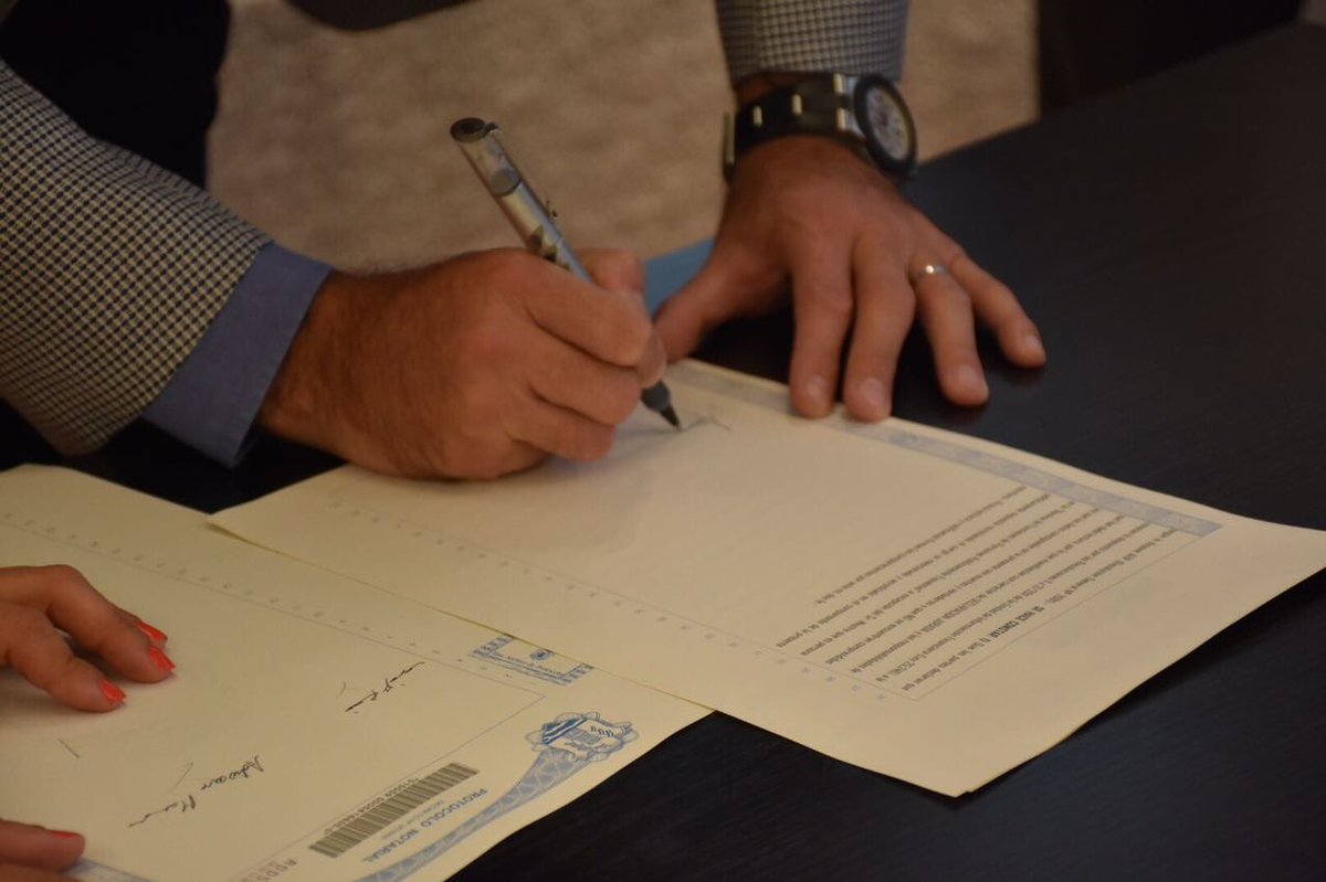 Muy contento de firmar y entregar las escrituras de viviendas de 11 familias que esperaron 30 años para tenerlas en sus manos.