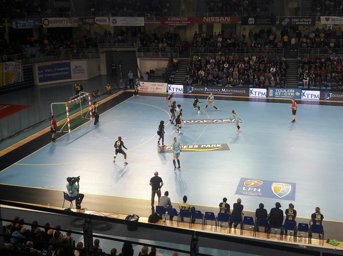 Le @TSCVHBOfficiel s'incline 27-31 face à @IssyParisHand après un beau combat devant plus de 3800 spectateurs !