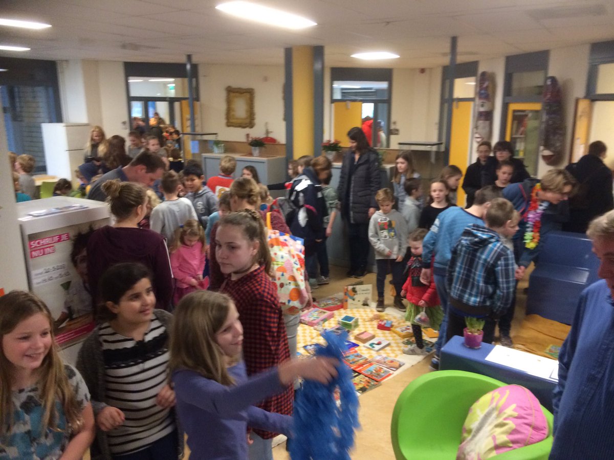 obsdebongerd's tweet photo. Vandaag hebben we het IPC project Speelgoed in groep 4 en 5 afgesloten met een speelgoedbeurs. Het was geweldig! @obsdebongerd #Odijk https://t.co/7AwGO3yG73