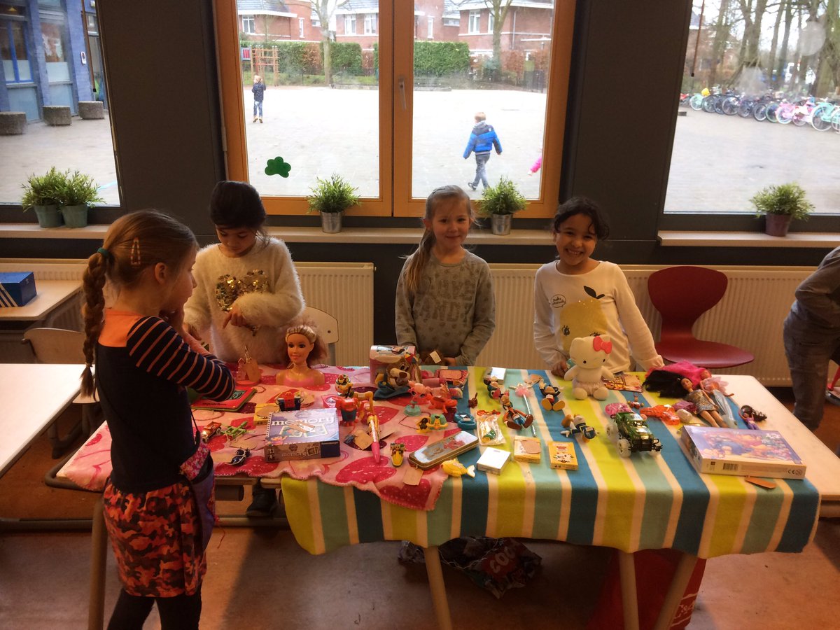 obsdebongerd's tweet photo. Vandaag hebben we het IPC project Speelgoed in groep 4 en 5 afgesloten met een speelgoedbeurs. Het was geweldig! @obsdebongerd #Odijk https://t.co/7AwGO3yG73